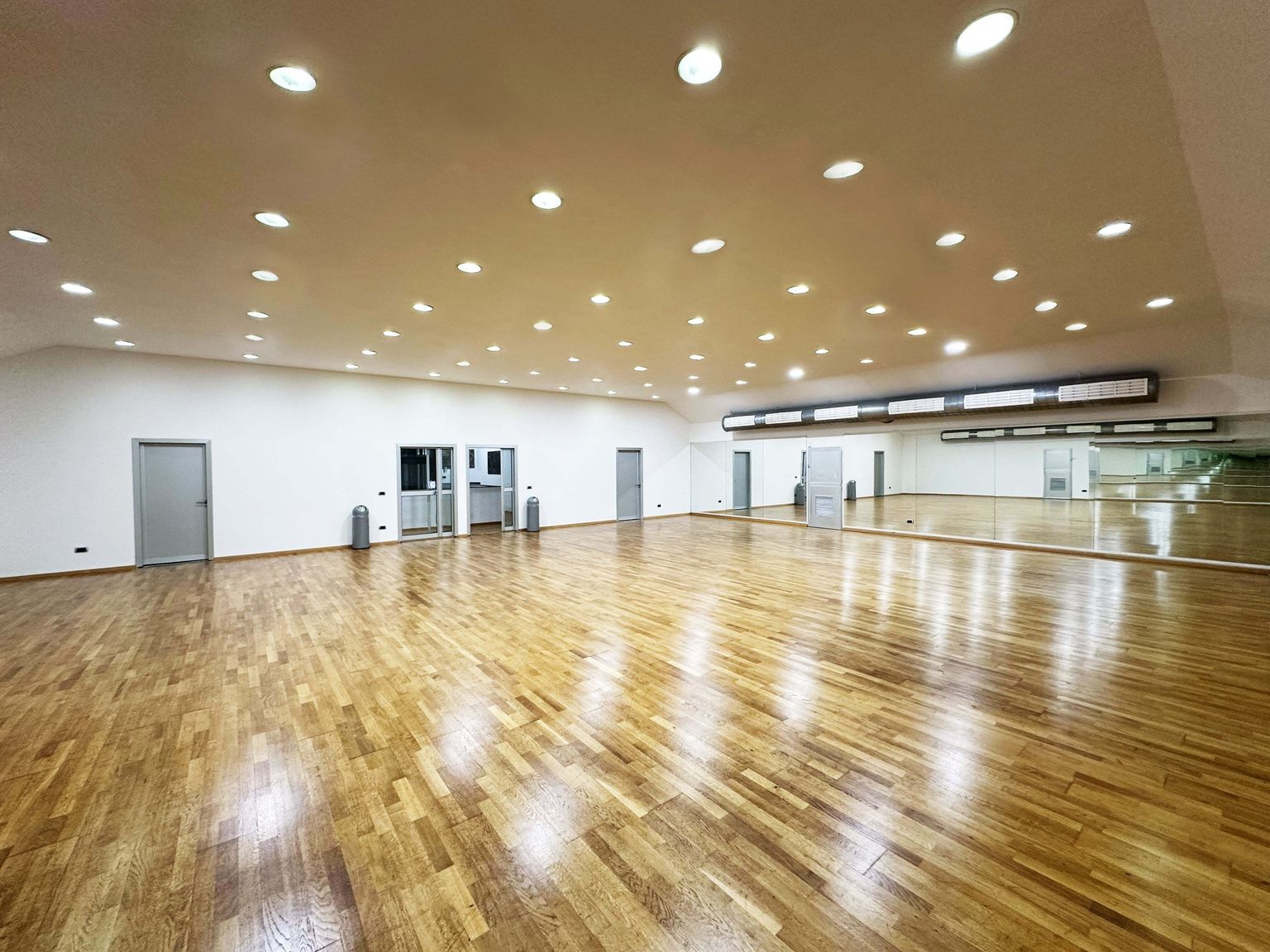 Foto della spaziosa e luminosa sala corsi di B)Side Firenze Nord