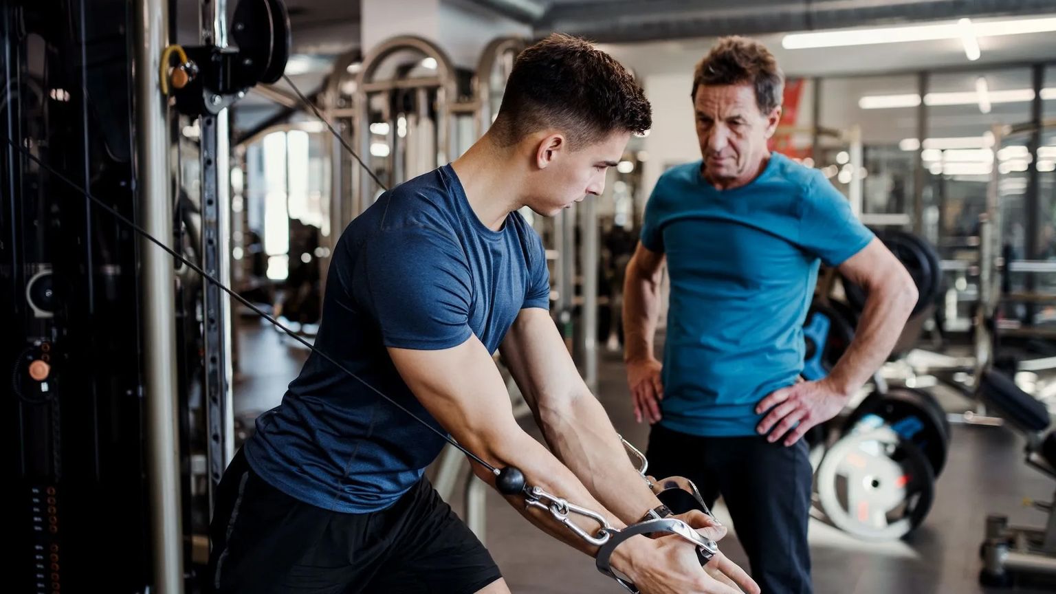 Foto di un personal trainer durante una sessione di allenamento con un cliente